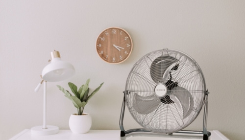 Ventilador sobre una mesa