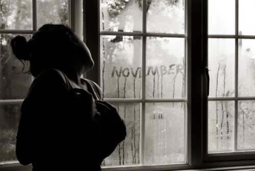 Mujer en ventana húmeda