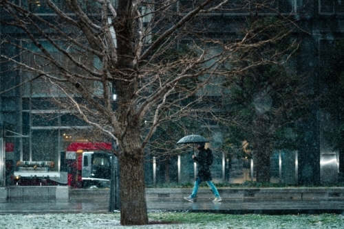 hombre paseando con lluvia